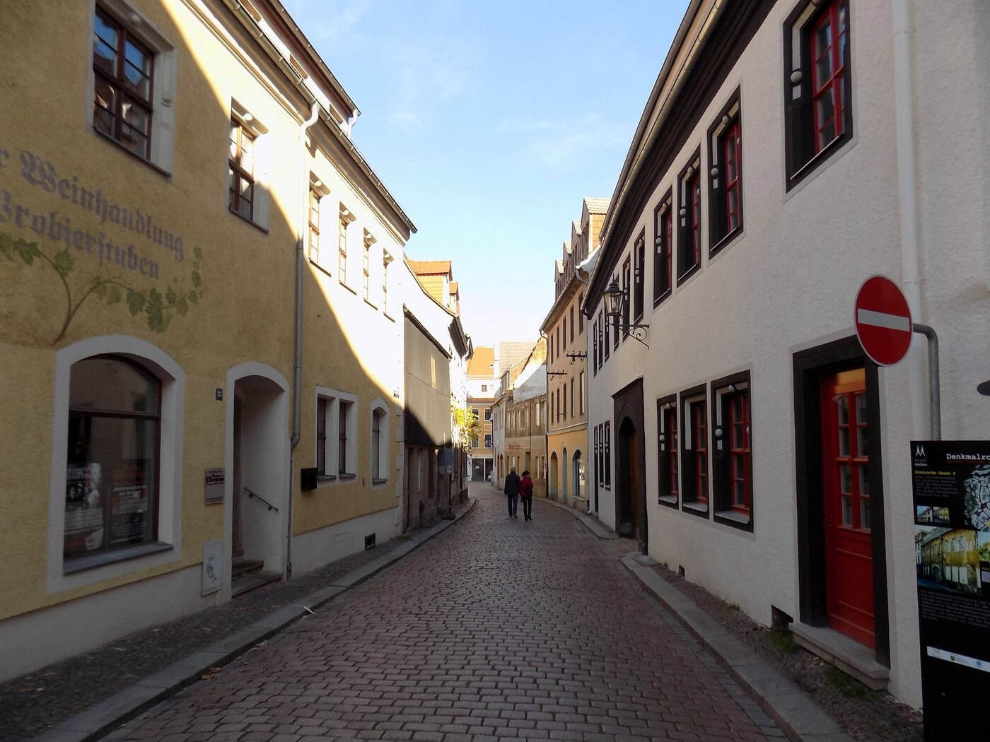 Kopfsteinpflastergasse in der Meißner Altstadt mit historischen Fassaden