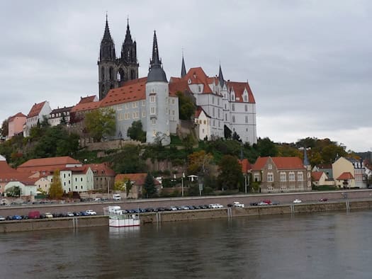 Blick über die Elbe auf Burgberg mit Albrechtsburg und Domspitzen in Meißen bei bedecktem Himmel