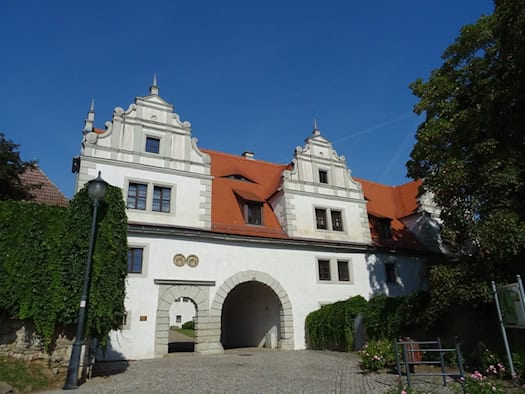 Torhaus von Schloss Strehla mit Renaissancegiebeln und Durchfahrt
