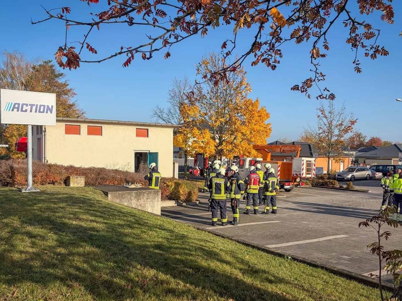 Feuerwehrleute auf einem Parkplatz an der Segouer Straße in Riesa