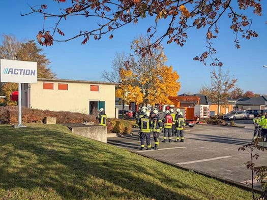 Feuerwehrleute auf einem Parkplatz an der Segouer Straße in Riesa