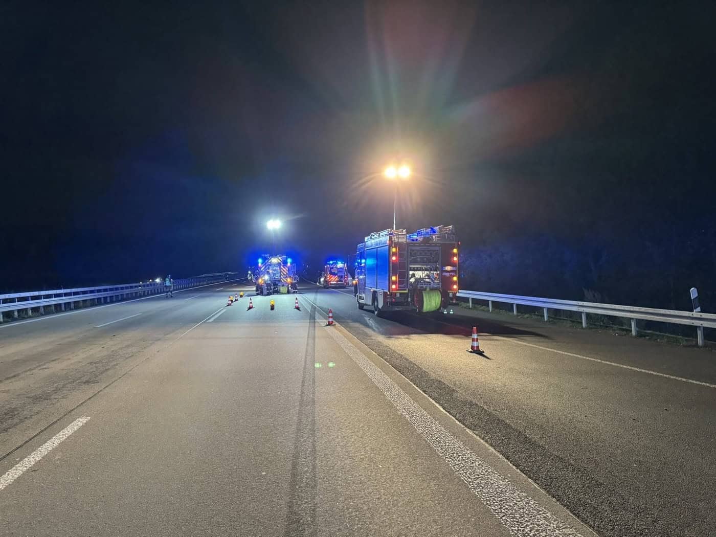 Feuerwehrfahrzeuge mit Blaulicht auf der nächtlich gesperrten Autobahn A4