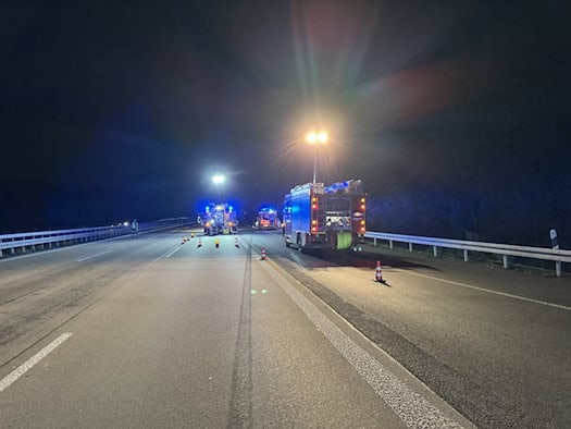 Feuerwehrfahrzeuge mit Blaulicht auf der nächtlich gesperrten Autobahn A4