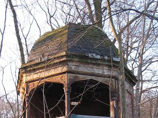 Achteckiger Pavillon mit Schieferdach und gusseisernen Säulen im winterlichen Mohrenhauspark in Radebeul