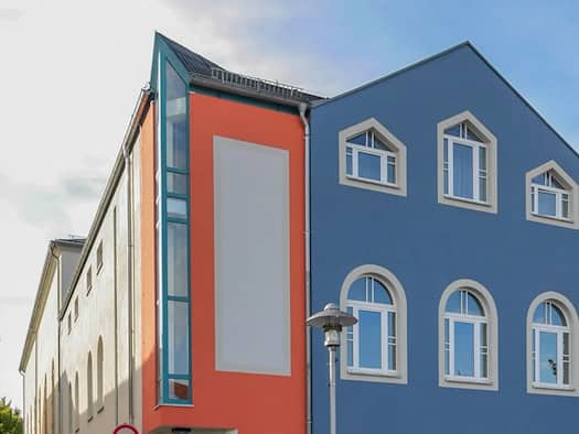 Bunte Fassade der Börse Coswig an der Hauptstraße 29 mit Gästeeingang