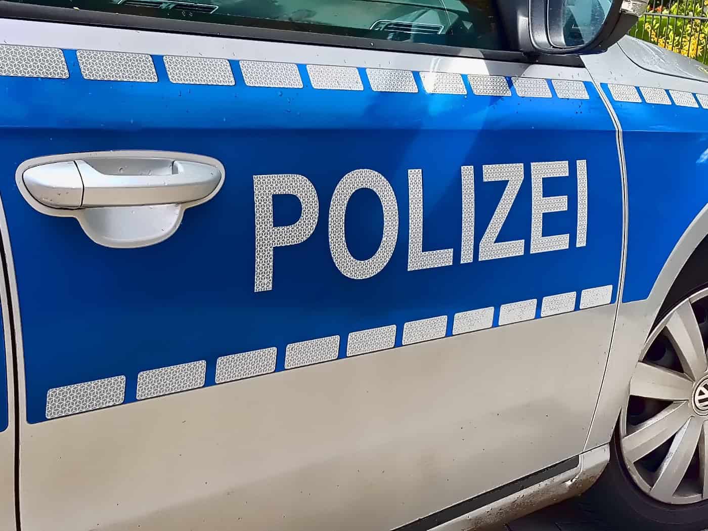 Schwerer Unfall auf der A4: Gespann kippt um – Fahrer flüchtet