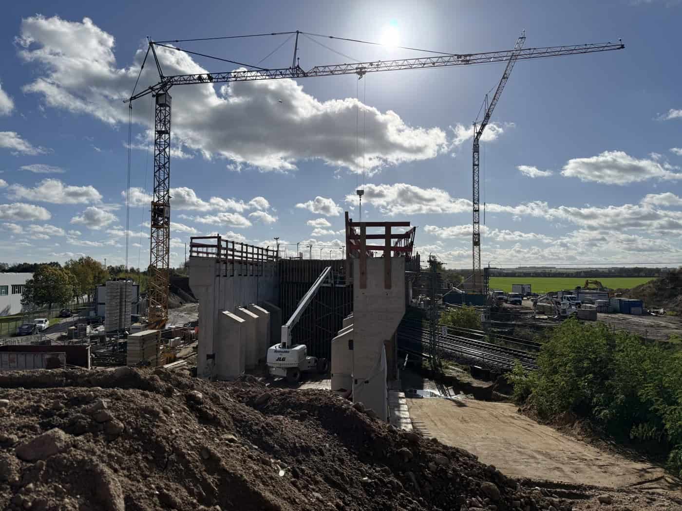 Baustelle der neuen B 101-Brücke bei Großenhain mit Kränen
