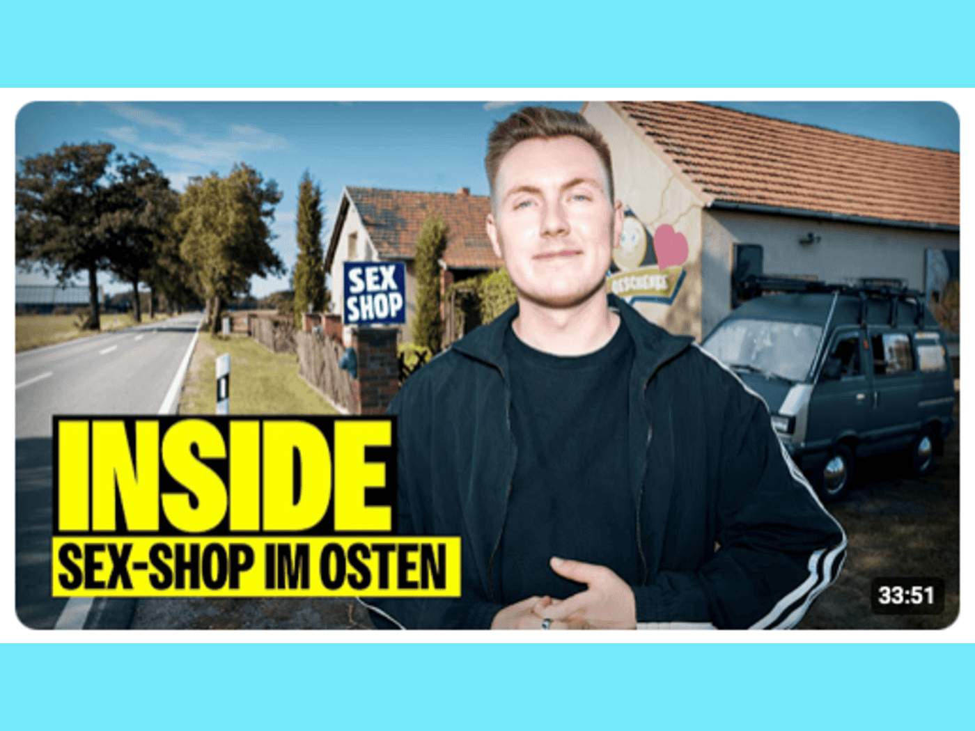 YouTuber Tomatolix steht lächelnd an einer Landstraße vor einem Gebäude mit blauem Schild „Sex Shop“, daneben parkt ein alter Bus; gelb-schwarzer Schriftzug-Einblender „INSIDE SEX-SHOP IM OSTEN“.