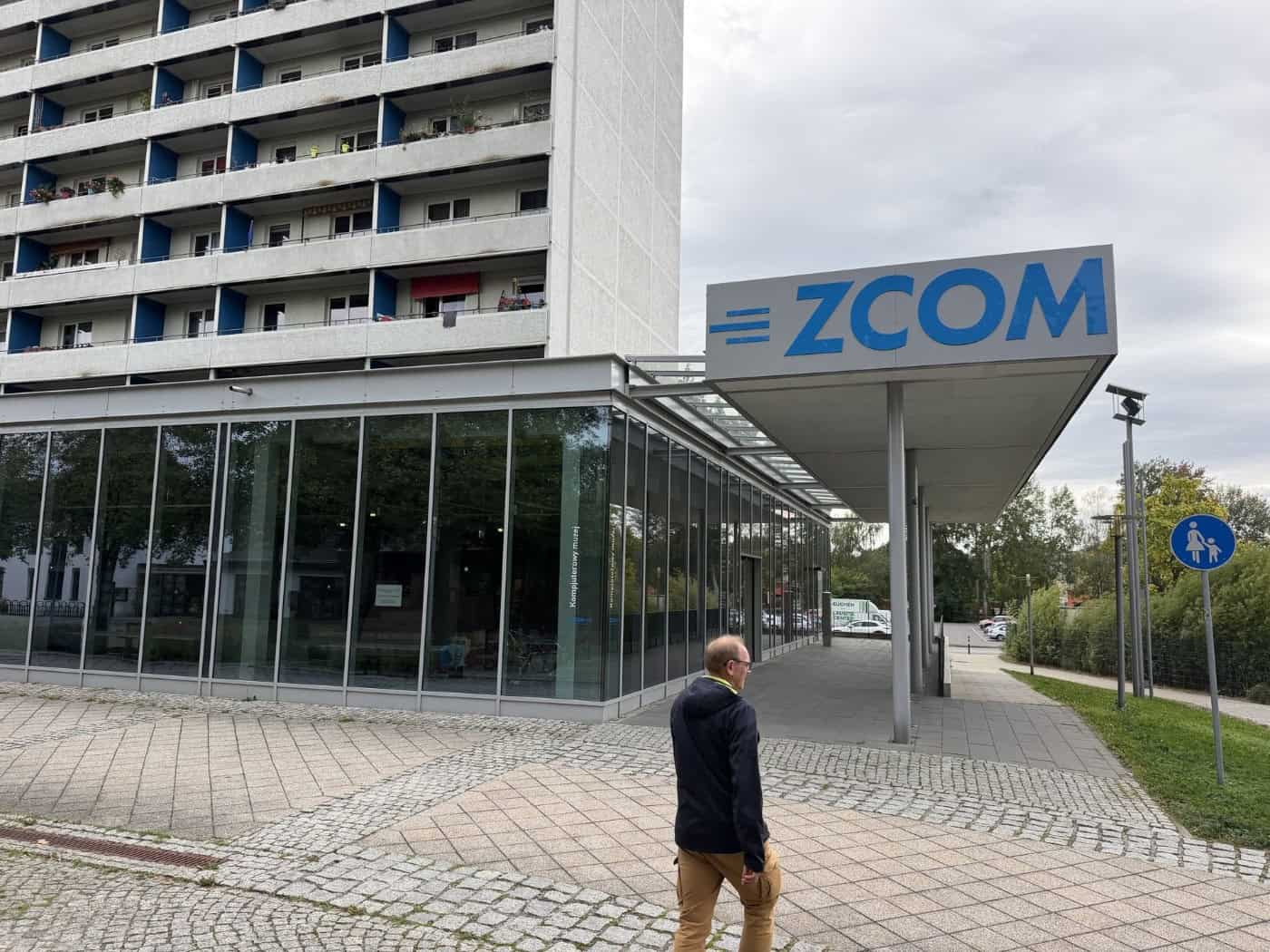 Glasfassade des Zuse-Computermuseums ZCOM in Hoyerswerda mit Schriftzug