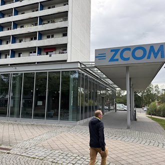 Glasfassade des Zuse-Computermuseums ZCOM in Hoyerswerda mit Schriftzug