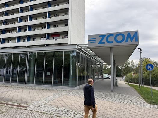 Glasfassade des Zuse-Computermuseums ZCOM in Hoyerswerda mit Schriftzug