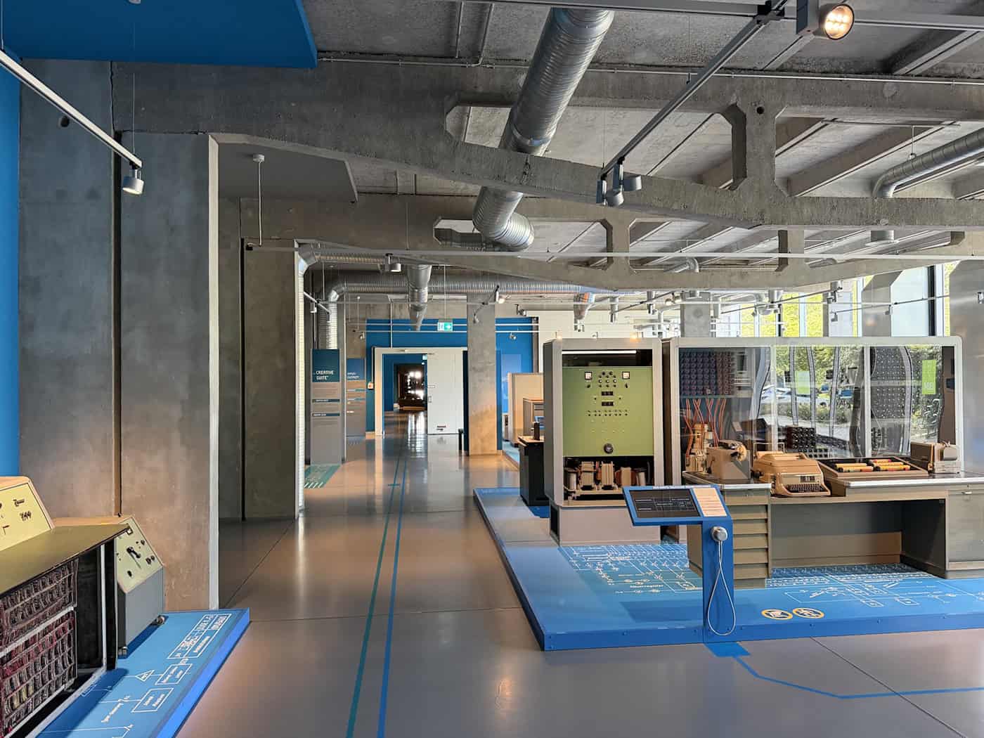 Ausstellungsraum mit historischen Computern im ZCOM Hoyerswerda