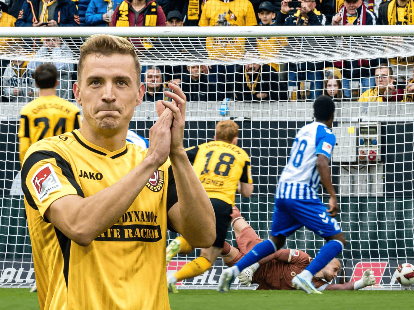 Dynamo Dresden Spieler Niklas Hauptmann bei einem Elfmeter