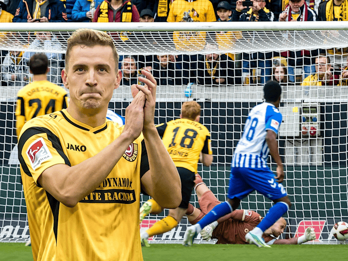 Dynamo Dresden Spieler Niklas Hauptmann bei einem Elfmeter