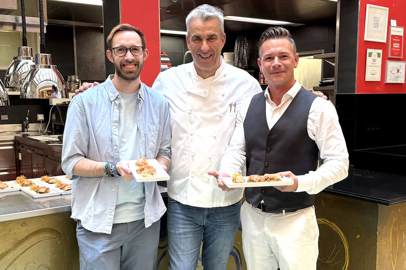 Freuen sich auch den Charity-Abend im Kurländer Palais (v.l.n.r.): Edward Bledsoe, Vorsitzender des Fördervereins am BSZ für Gastgewerbe, Gerd Kastenmeier (Kastenmeiers) und Philipp Steinhoff, Philipp Steinhoff (Geschäftsleiter Selgros Markt Leipzig)