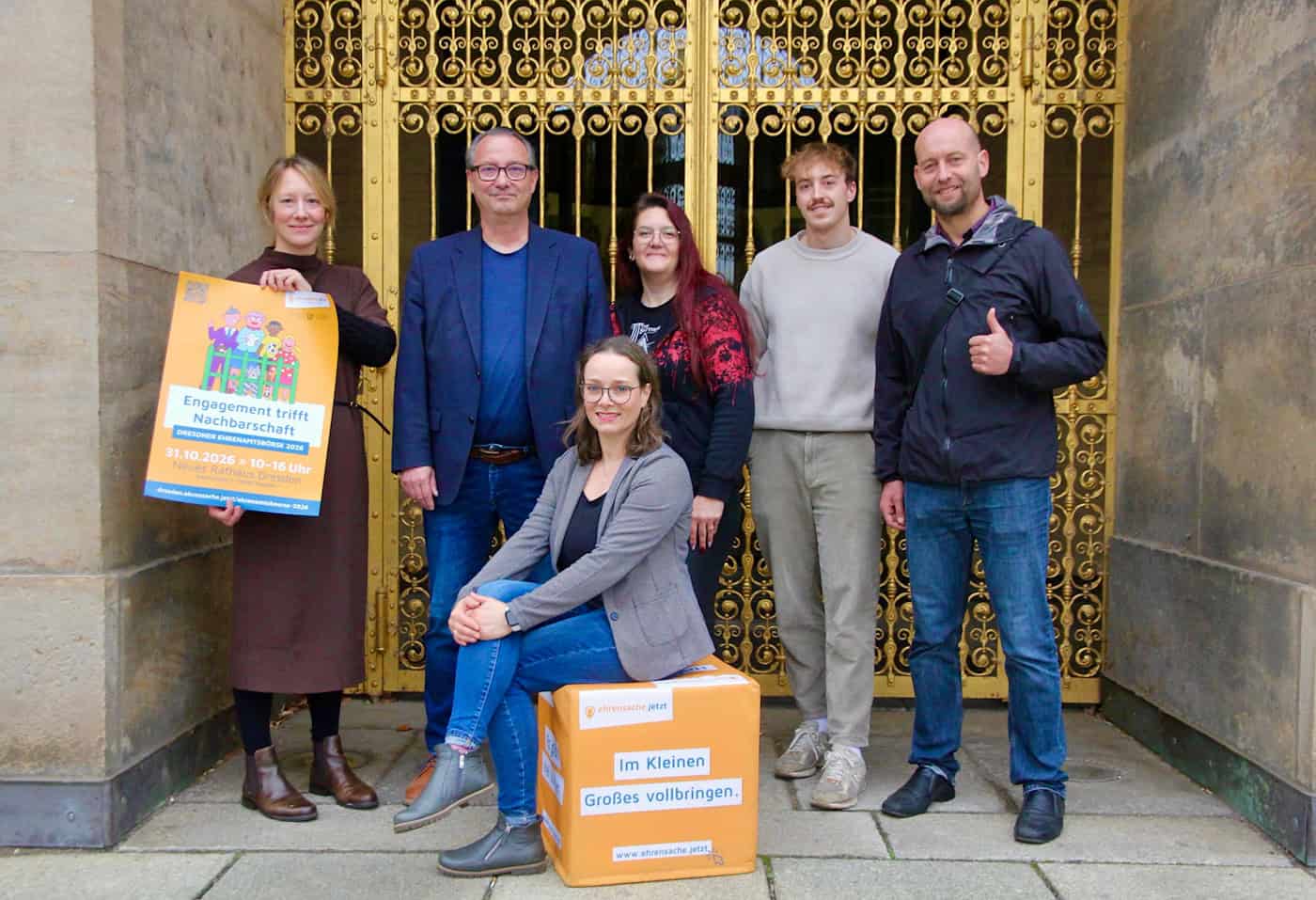 Das Team der Freiwilligenagentur, Bürgermeister für Bildung, Jugend & Sport, Jan Donhauser und Vertreter der Landeshauptstadt Marcus Oertel laden herzlich zur Ehrenamtsbörse ein. Ehrenamtsbörse im Dresdner Rathaus