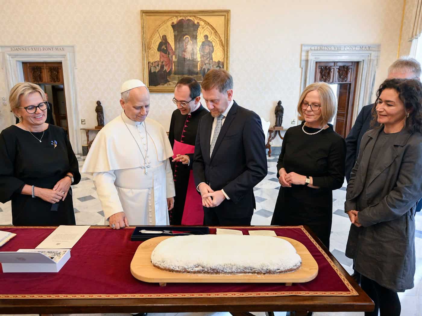 Zu zerbrechlich: Papst-Stollen per Dienstauto nach Rom