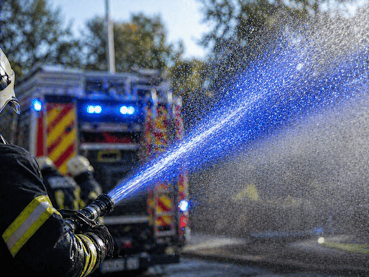 Schwelbrand im Treppenhaus in Schwarzenberg: Feuerwehr rückt in der Nacht aus