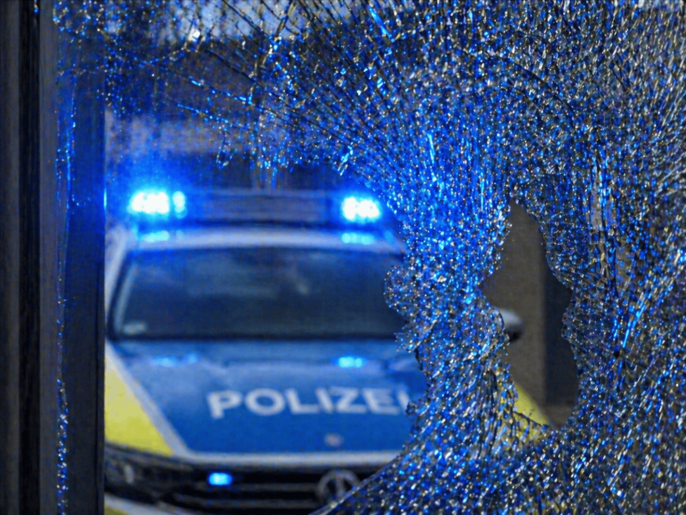 Straßenbahn und Bus stoßen in Dresden-Briesnitz zusammen