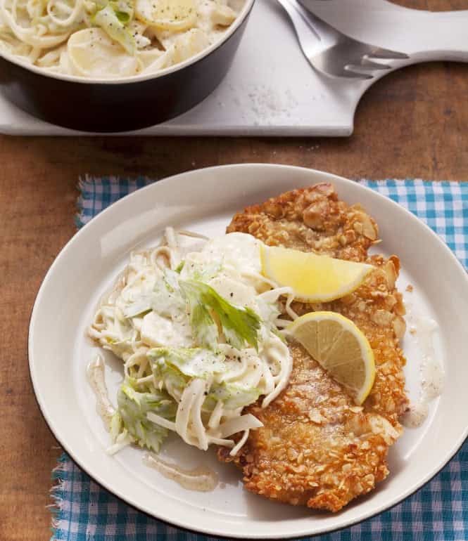 Foto zu Schnitzel mit Mandelpanade und Kartoffelsalat