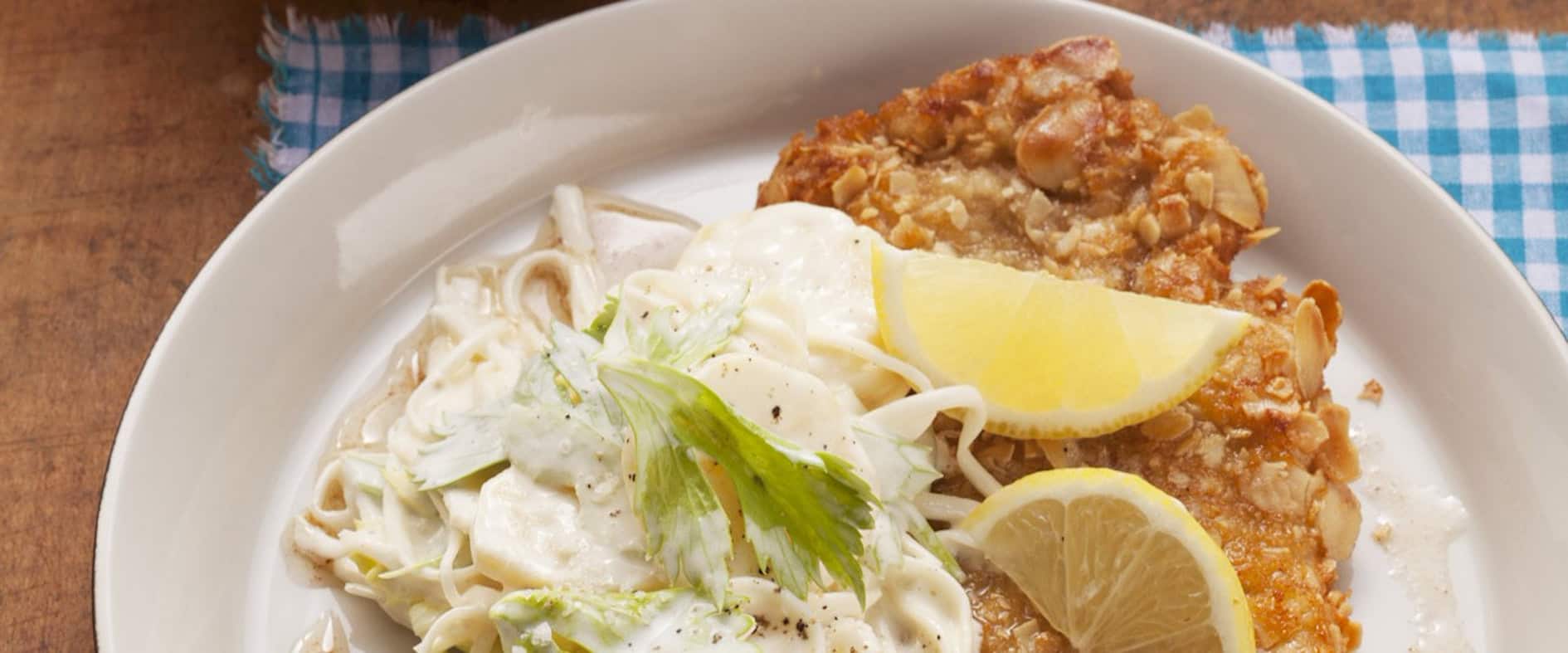 Foto zu Schnitzel mit Mandelpanade und Kartoffelsalat