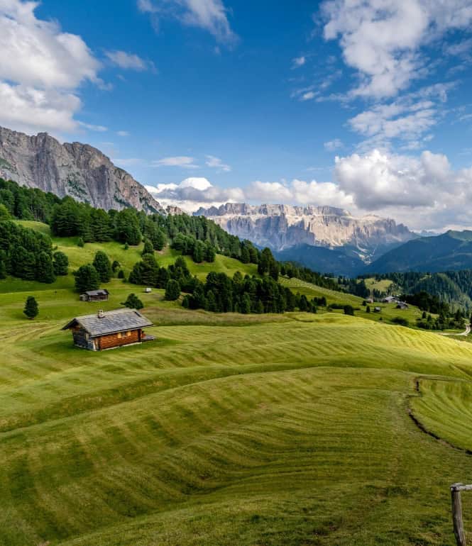 Foto zu Hohe Gipfel, weite Täler: Wandervergnügen in Italiens Dolomiten