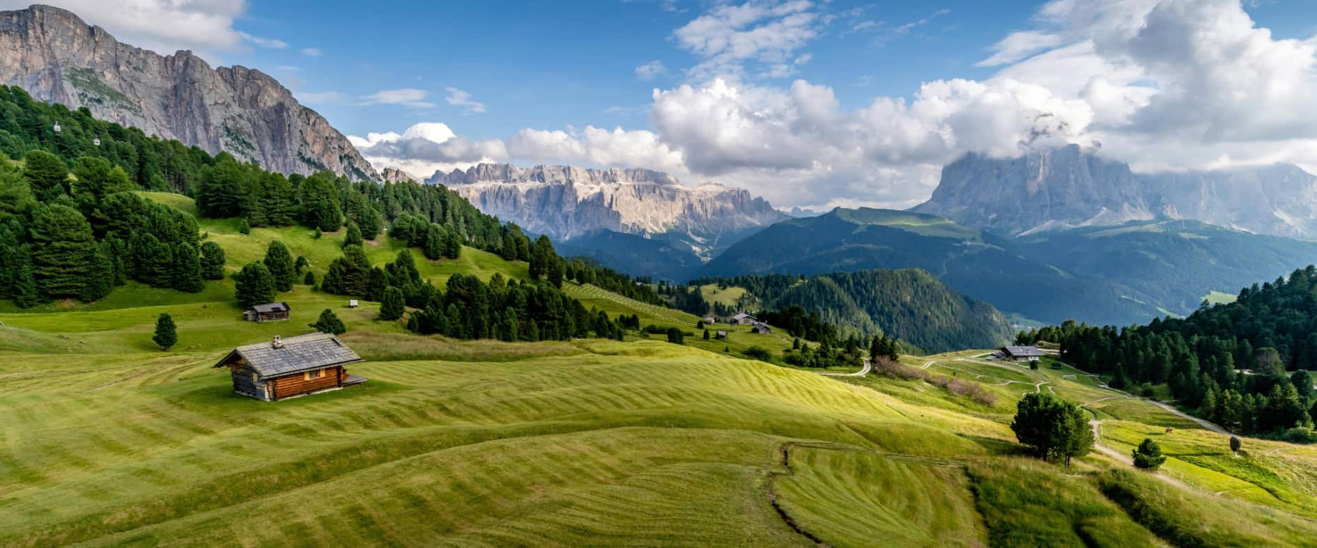 Foto zu Hohe Gipfel, weite Täler: Wandervergnügen in Italiens Dolomiten