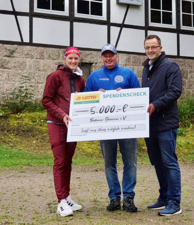 Mit großer Freude überraschte Herrmann-Wick den Skiverein Bockau, dem sie ihre Möglichmacher-Summe in Höhe von 5.000 Euro in ihre sächsische Heimat übergab.