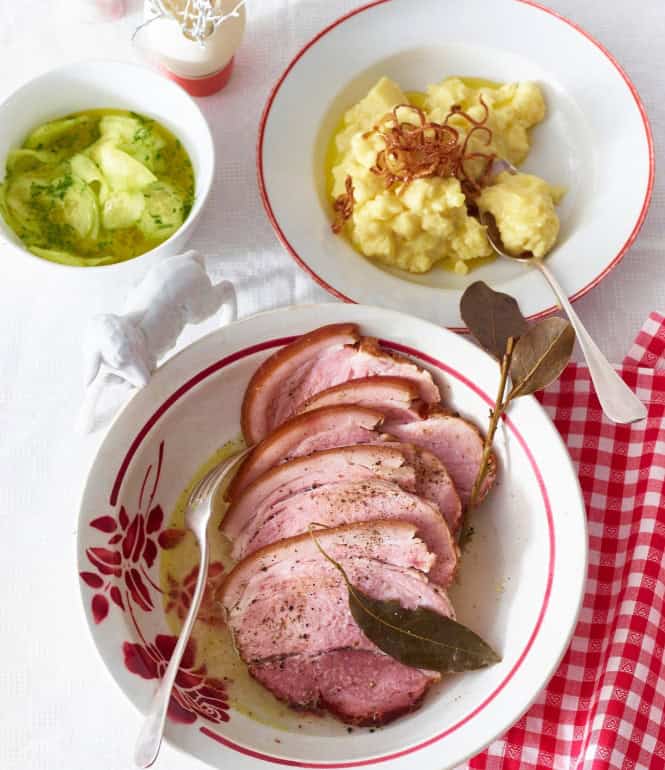 Foto zu Selchfleisch mit Kartoffelpüree und Gurkensalat
