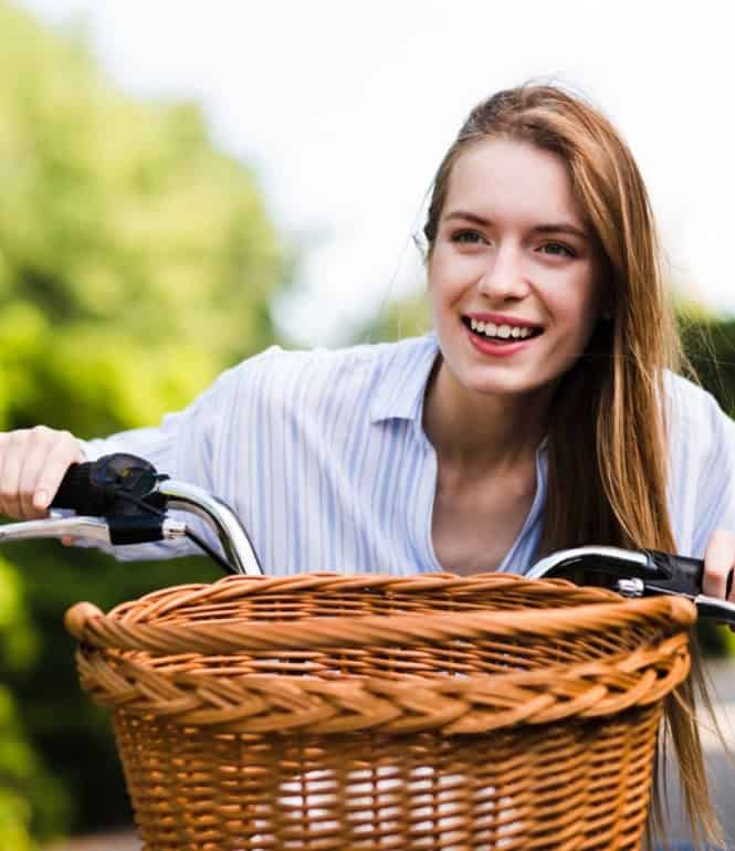 Junge Frau fährt Fahrrad bei schönem Frühlingswetter