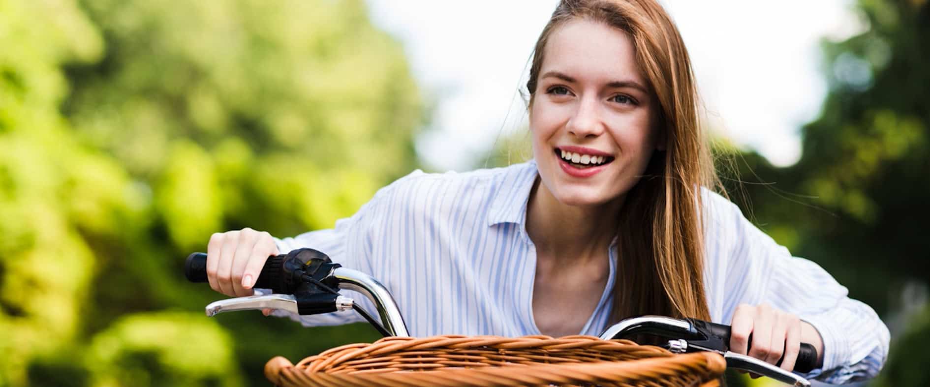 Junge Frau fährt Fahrrad bei schönem Frühlingswetter