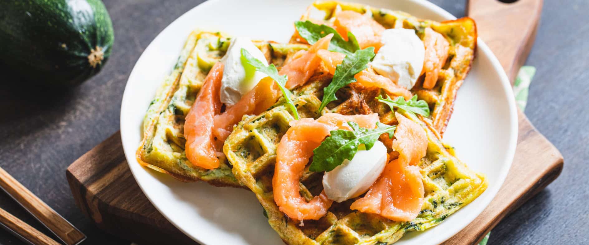 Foto zu Zucchini-Waffeln mit Hüttenkäse und Lachs