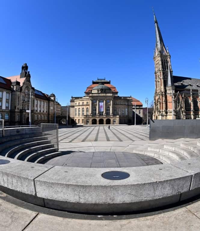 Panoramablick auf den Theaterplatz in Chemnitz mit Opernhaus und Kirche – zentraler Kulturort im Herzen der Stadt und Schauplatz der Kulturhauptstadt 2025.