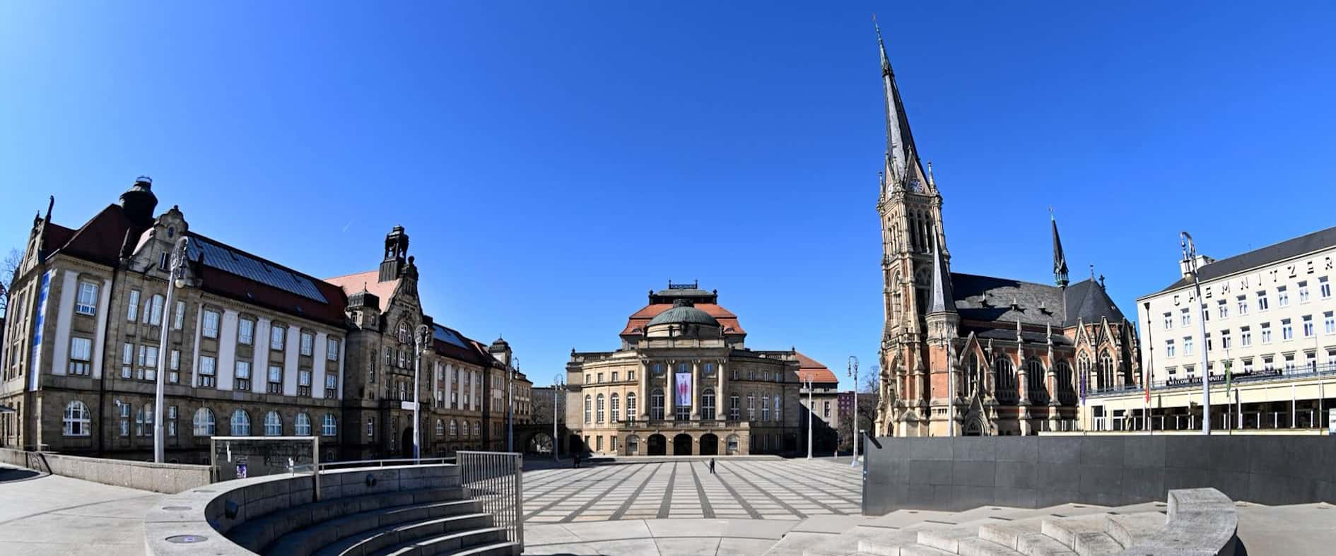 Panoramablick auf den Theaterplatz in Chemnitz mit Opernhaus und Kirche – zentraler Kulturort im Herzen der Stadt und Schauplatz der Kulturhauptstadt 2025.