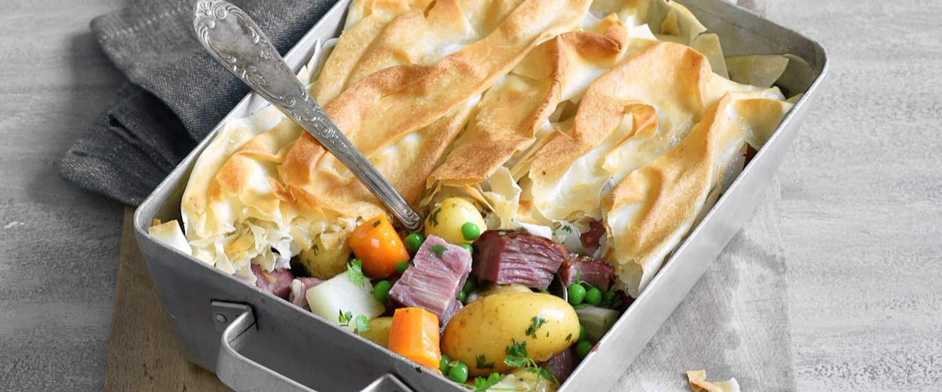Foto zu Frühlings-Baeckeoffe mit Kasseler und Mairübchen unter Filoteig