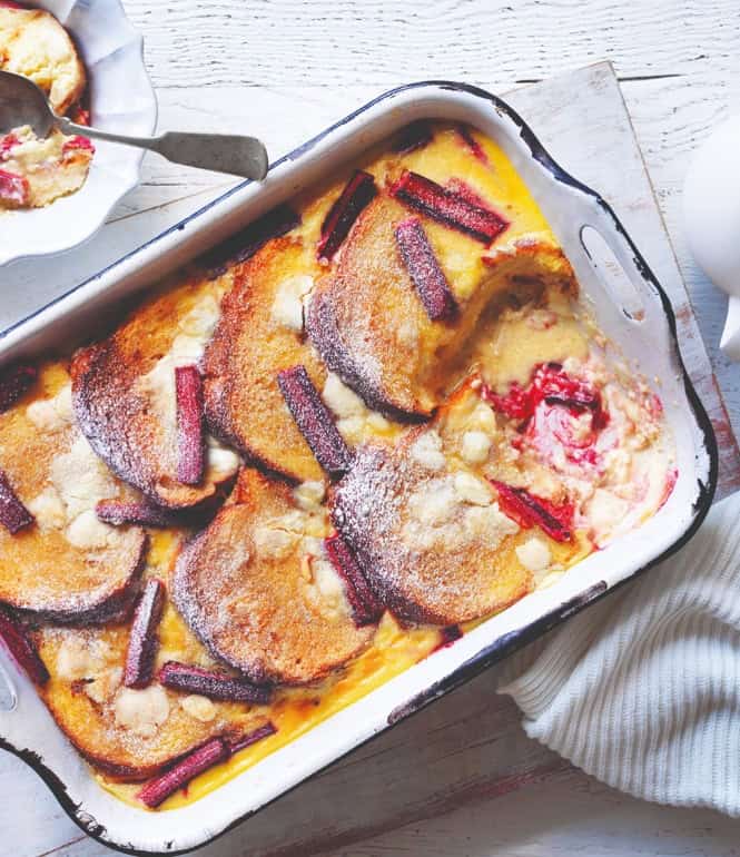 Foto zu „Bread & Butter Pudding“ mit Rhabarber und weißer Schokolade
