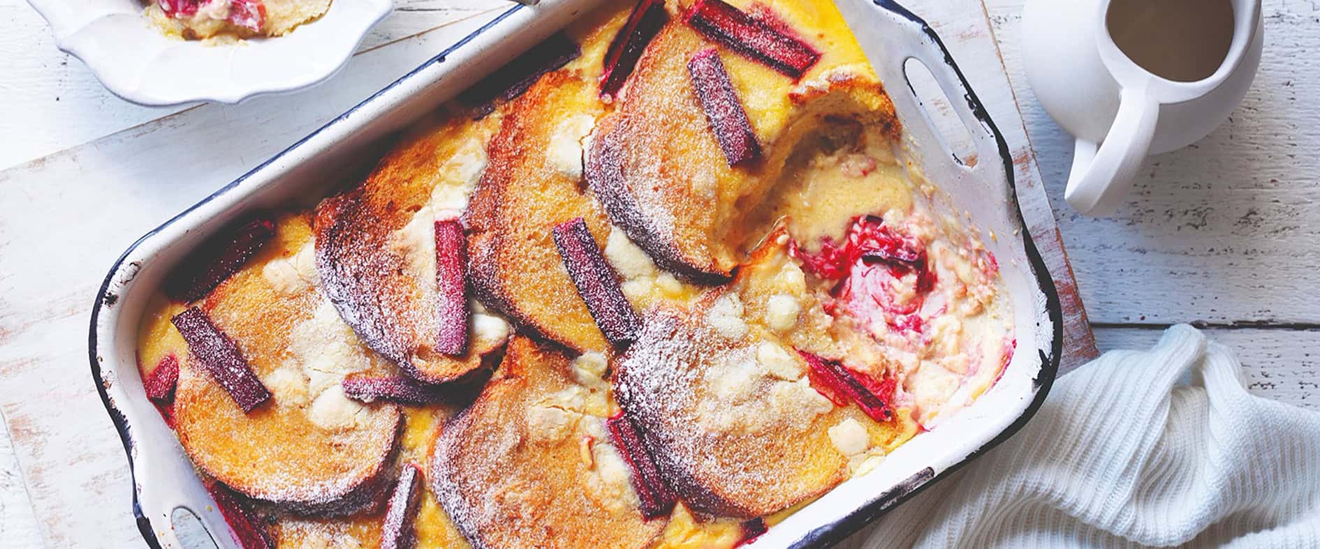 Foto zu „Bread & Butter Pudding“ mit Rhabarber und weißer Schokolade
