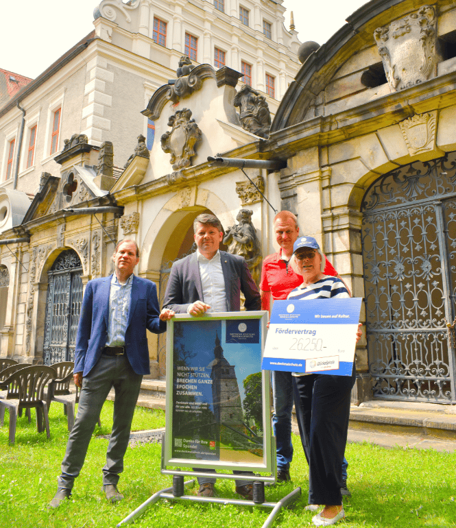 Foto zu Förderscheckübergabe für die Giebelsanierung des Heffterbaus im Franziskanerkloster Zittau