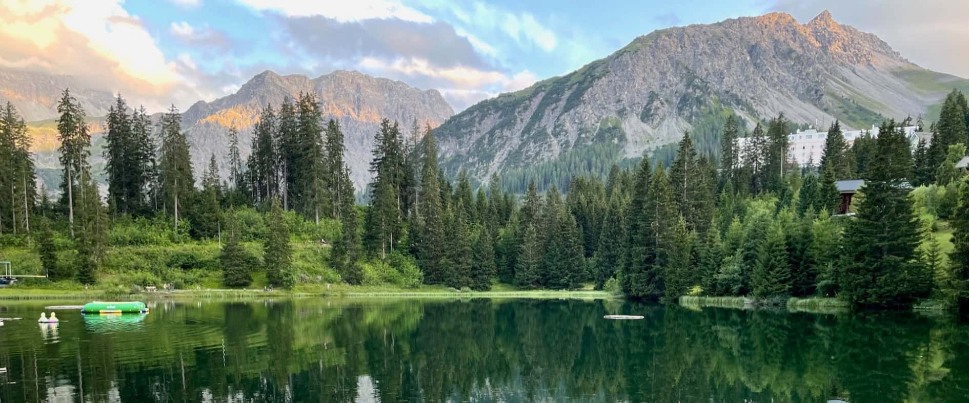 Urige Täler und spektakuläre Gipfel: Alpenblumen in Arosa - Im Einklang mit der Natur in Graubünden Abendstimmung am Untersee in Arosa mit Blick auf das Strandbad