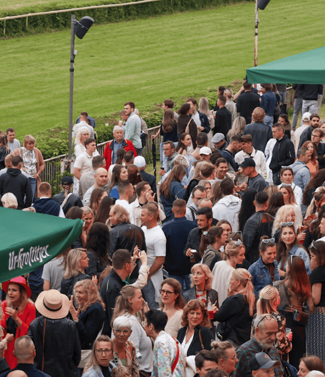 Foto zu Partyrenntag im Scheibenholz: Pferderennen, Beats und beste Stimmung