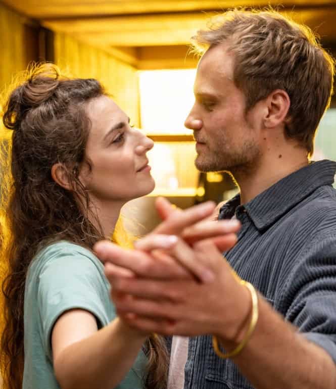 Ein Mann und eine Frau tanzen eng umschlungen in warmem Licht – Szene aus dem ARD-Film „Nächte vor Hochzeiten".