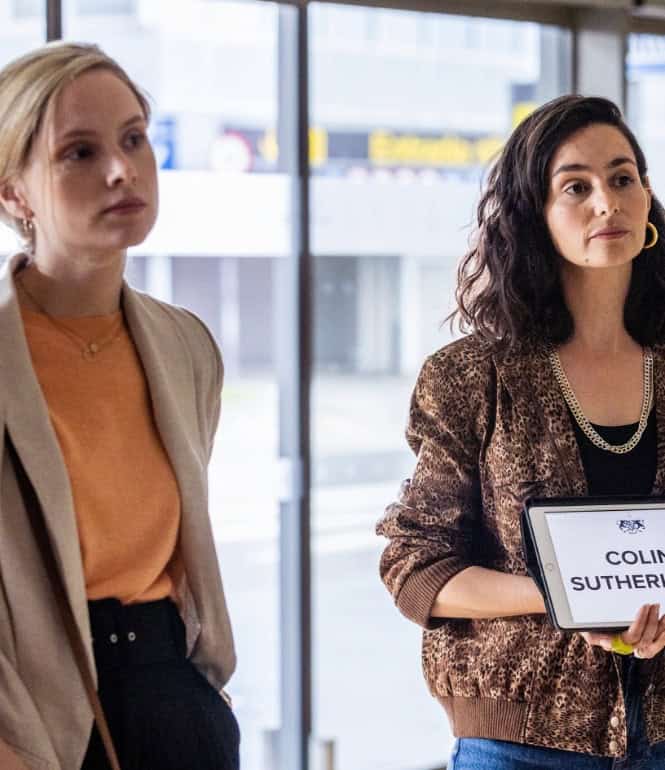 Darstellerinnen der ZDF-Serie „The Diplomat“ in einer Schlüsselszene am Flughafen von Barcelona.