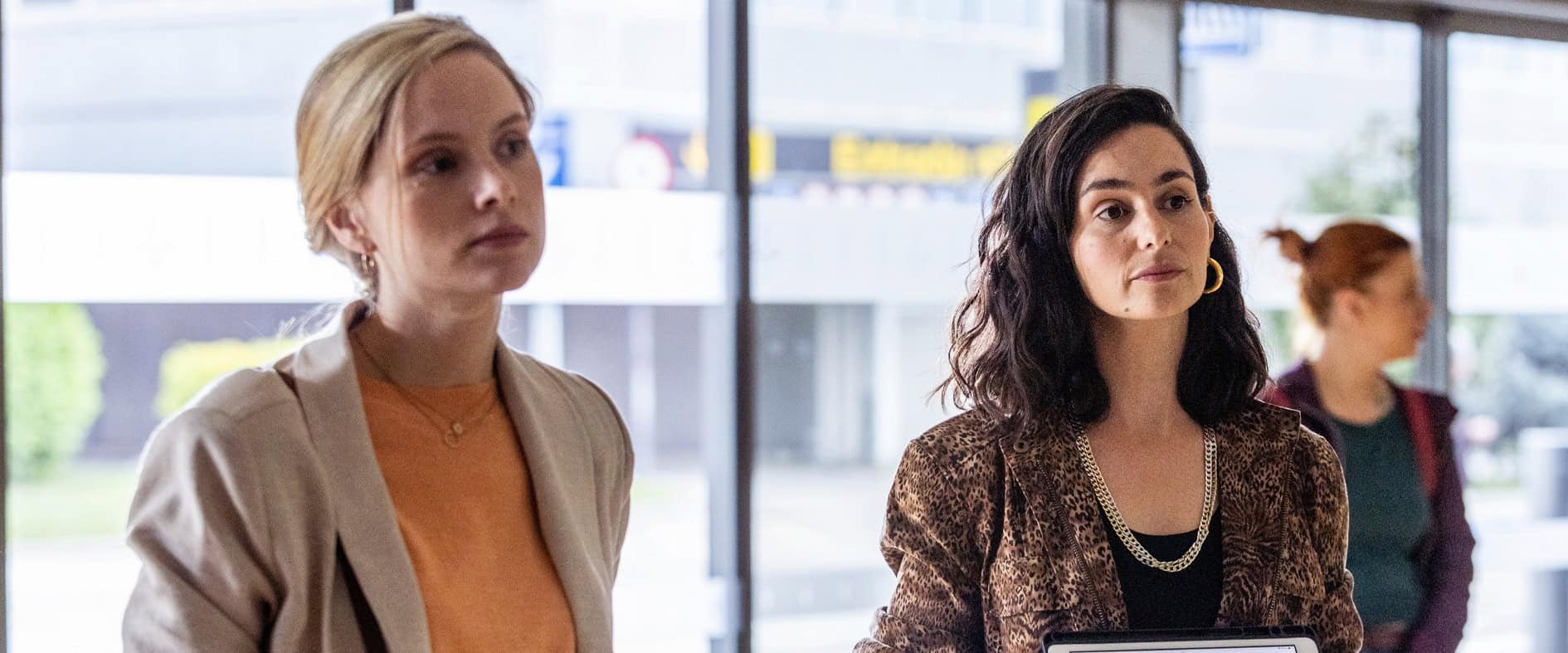 Darstellerinnen der ZDF-Serie „The Diplomat“ in einer Schlüsselszene am Flughafen von Barcelona.