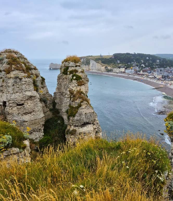 Klippen und Meer bei Étretat, dem bekanntesten Seebad an der Alabasterküste.