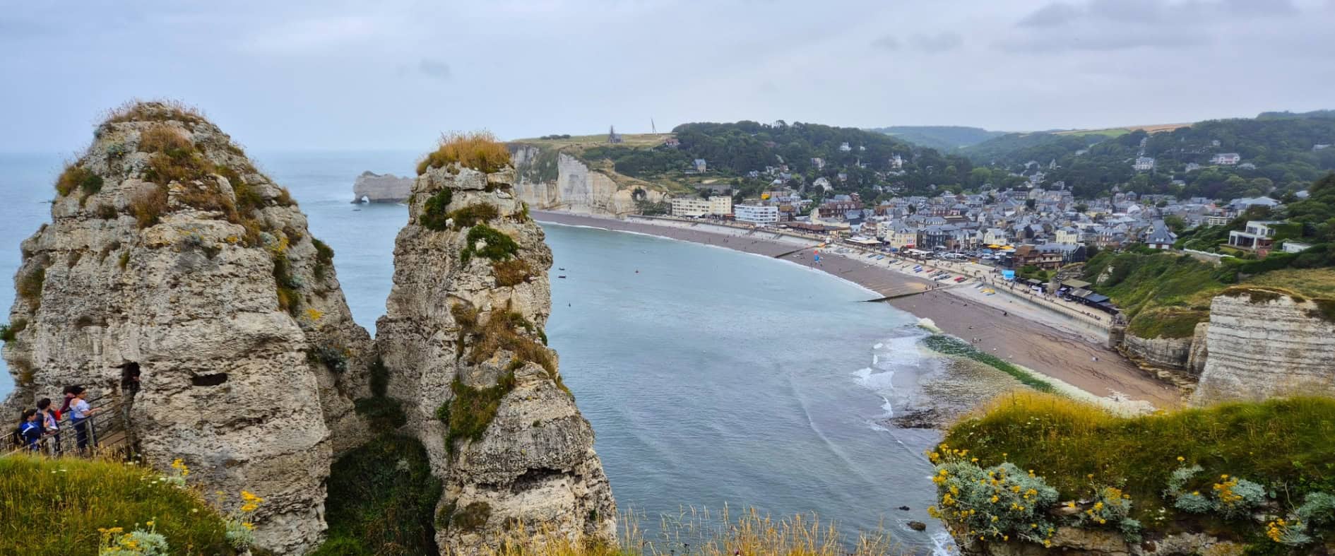 Klippen und Meer bei Étretat, dem bekanntesten Seebad an der Alabasterküste.