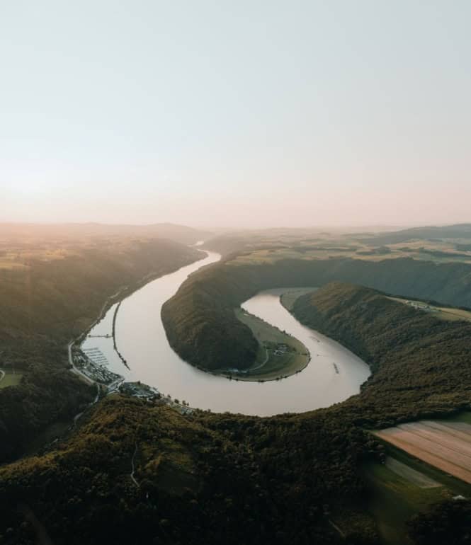 Blick auf die Schlögener Schlinge der Donau in Oberösterreich, eines der bekanntesten Postkartenmotive des Landes.