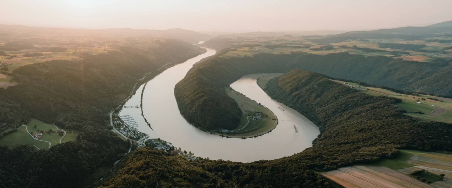 Blick auf die Schlögener Schlinge der Donau in Oberösterreich, eines der bekanntesten Postkartenmotive des Landes.