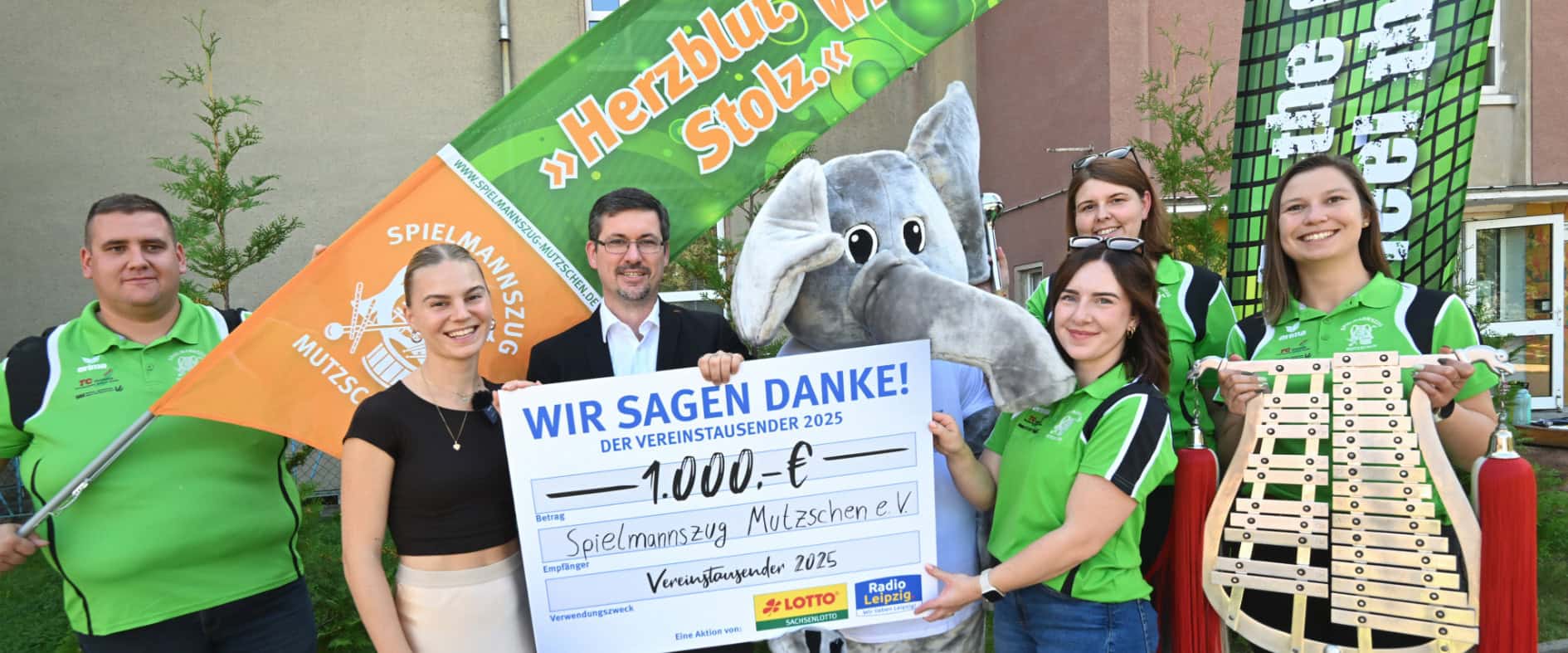 Die von Sachsenlotto spendierten und gemeinsam mit den Sendern Radio Leipzig, Dresden, Chemnitz, Lausitz, Zwickau und Erzgebirge übergebenen „Vereinstausender“ sind mal wieder unterwegs. Welcher der vielen gemeinnützigen Vereine im Freistaat einen bekommt, entscheidet das Los. Und so durfte sich zum