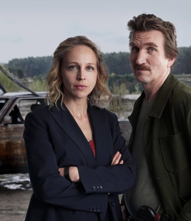Petra Schmidt-Schaller und Karsten Antonio Mielke in einer Szene des ARD-Thrillers „Im Namen der Wahrheit – Traue Niemandem“.  Title-Text:
