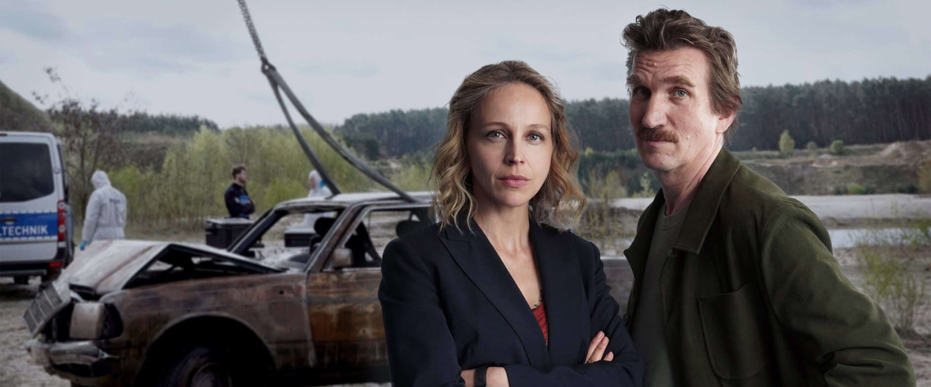Petra Schmidt-Schaller und Karsten Antonio Mielke in einer Szene des ARD-Thrillers „Im Namen der Wahrheit – Traue Niemandem“.  Title-Text: